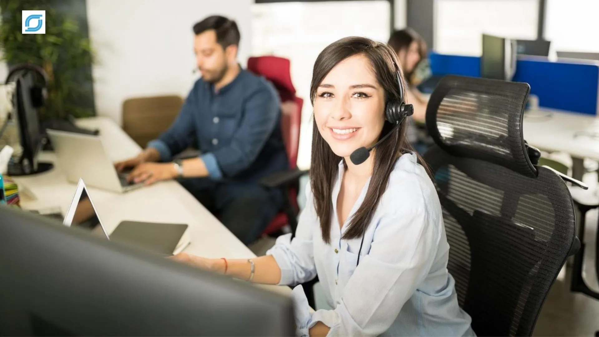 Telecom customer retention agent handling a customer support call