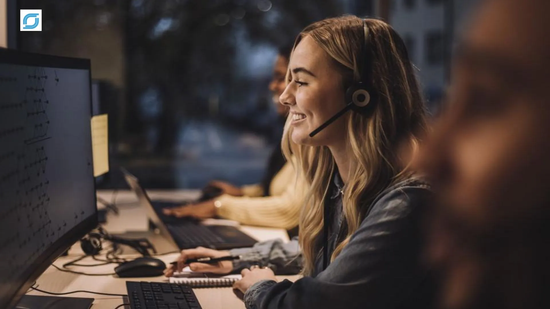 Telecom customer support agent providing professional telecom support