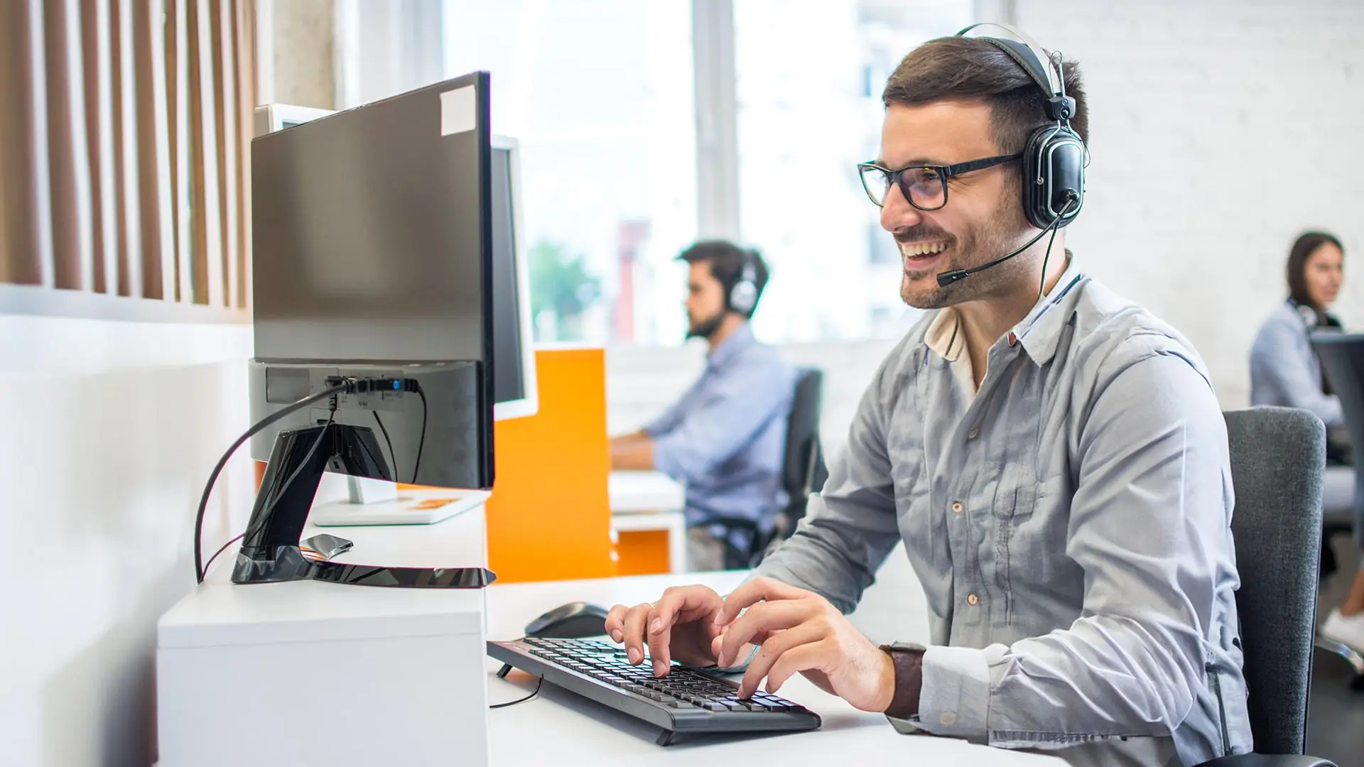 Telecom customer onboarding services specialist supporting a new subscriber through voice assistance and digital onboarding workflows.
