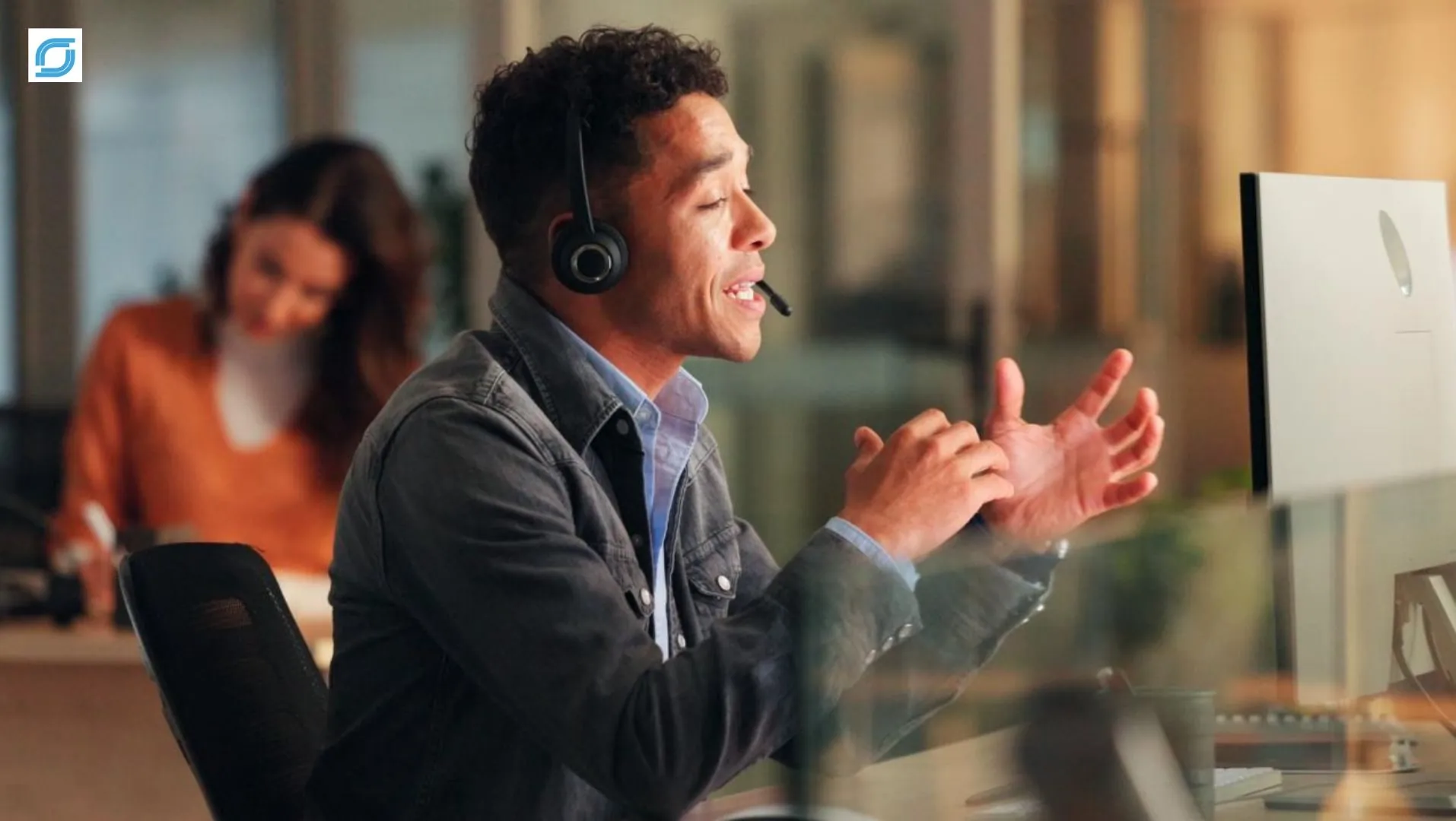 Professional telecom customer support agents assisting subscribers in a modern call center with real-time supervision and omnichannel service.