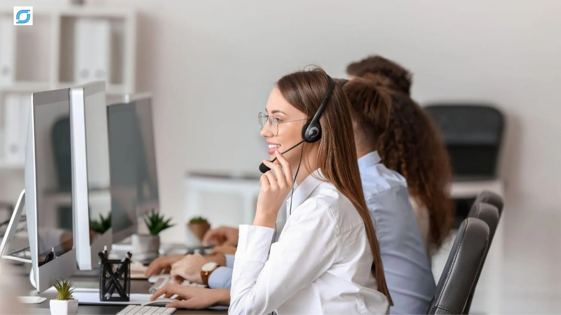 Telecom customer retention strategy with a save-desk specialist assisting a subscriber during a cancellation call